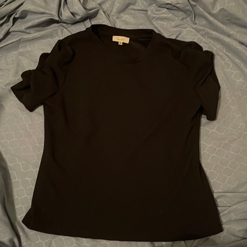 Versatile black top with scrunched sleeve!